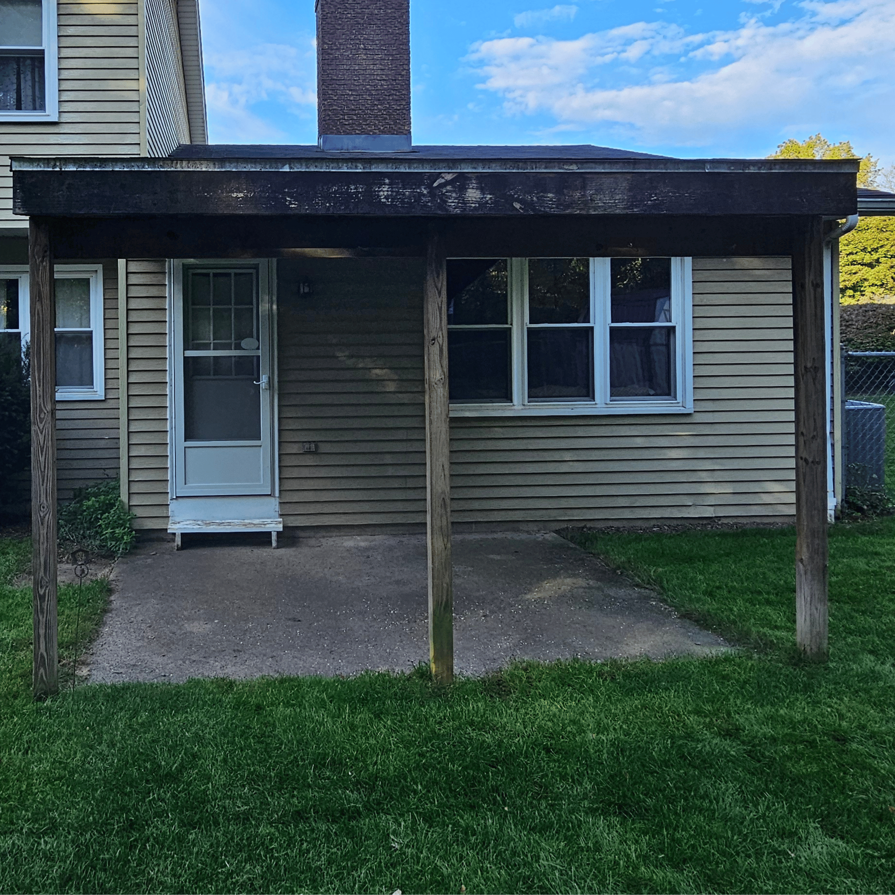 Roof overhang evenly toned after soft washing